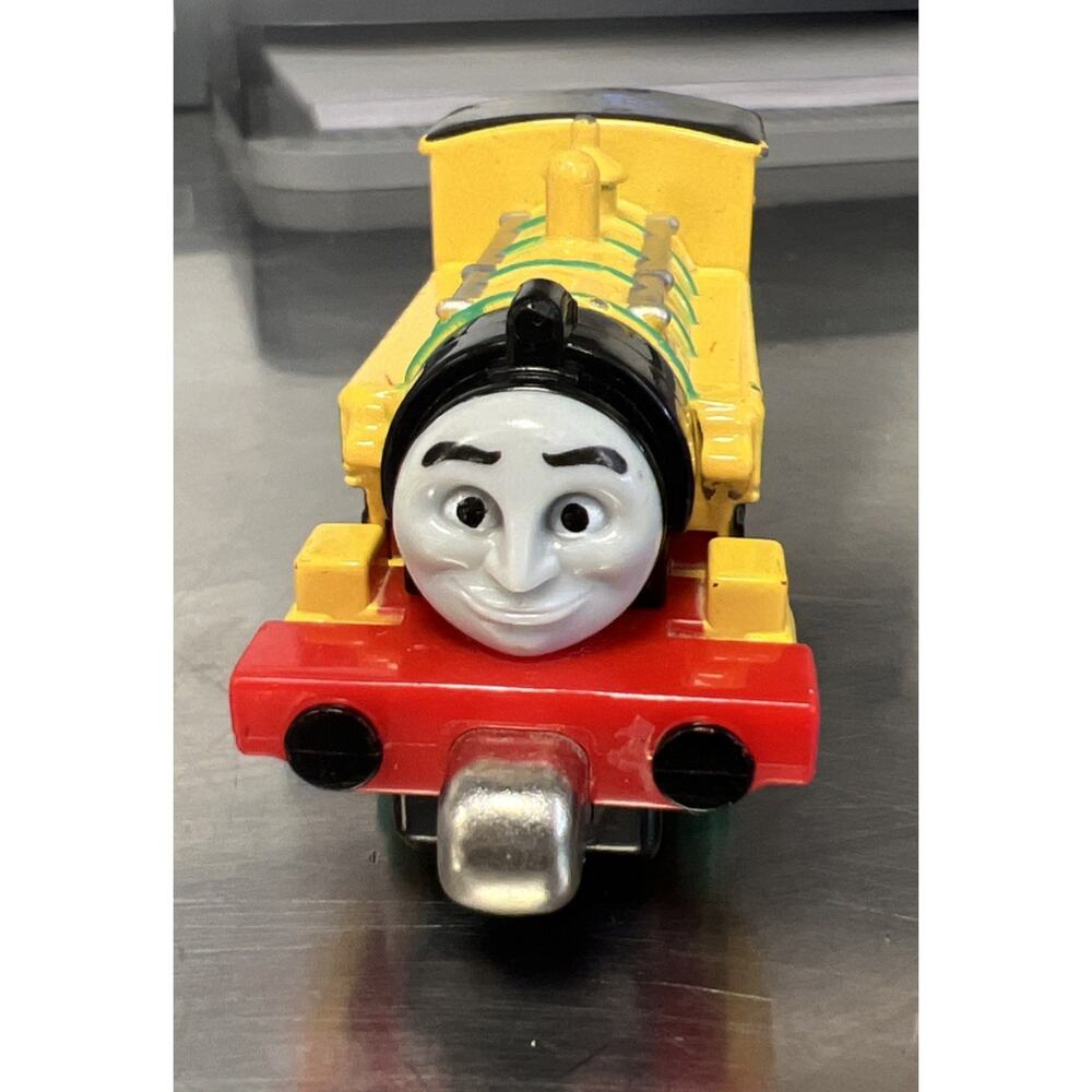 Thomas & Friends Take N Play Die Cast Train Magnetic Engine Yellow Victor 2009